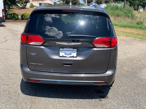 Used 2018 Chrysler Pacifica Touring-L Plus w/ Tire & Wheel Group FWD image 6
