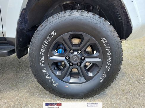 Used 2019 Toyota 4Runner SR5 AWD/4WD image 5