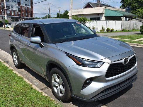 Used 2025 Toyota Highlander LE FWD image 4