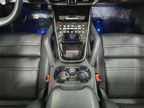 Used 2025 Porsche Cayenne image 20