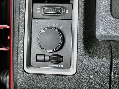 Used 2019 RAM 1500 Classic SLT AWD/4WD image 17
