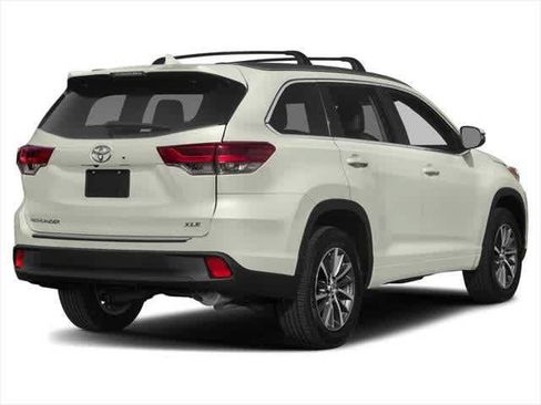 Used 2019 Toyota Highlander XLE FWD image 2