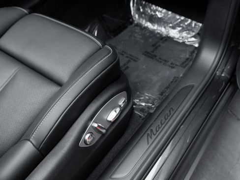 Certified 2025 Porsche Macan image 33