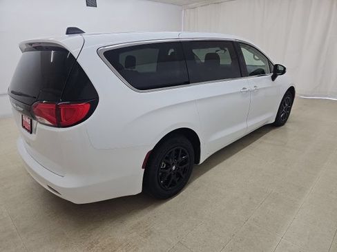 Used 2022 Chrysler Voyager LX FWD image 16