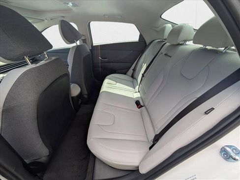 New 2025 Hyundai Elantra Limited image 18