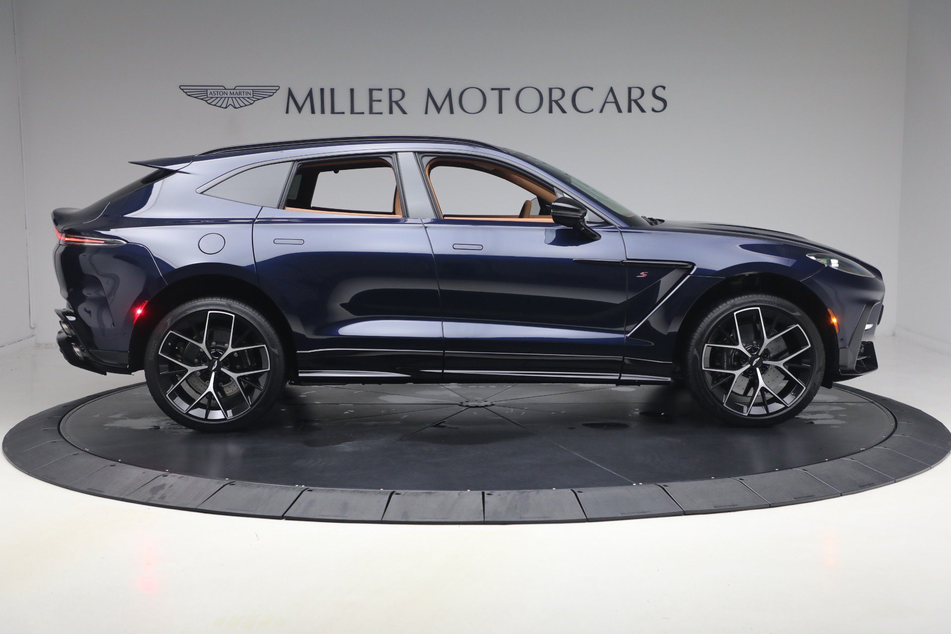 Used 2026 Aston Martin DBX S AWD/4WD image 8