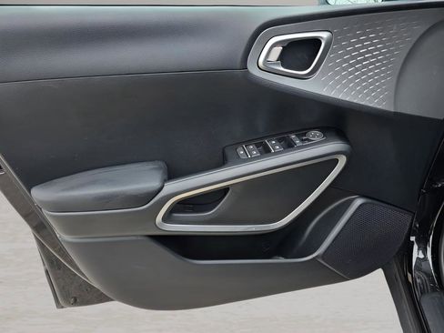 Used 2025 Kia Soul LX image 16