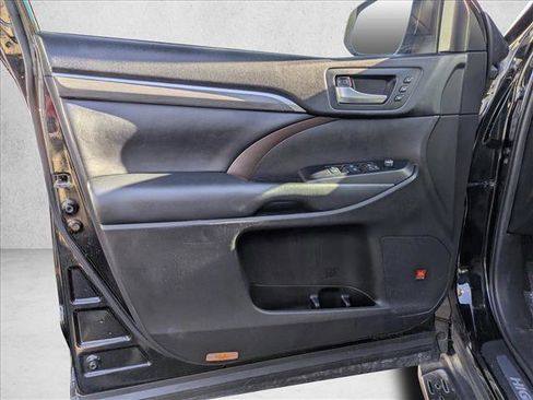 Used 2019 Toyota Highlander Limited image 12