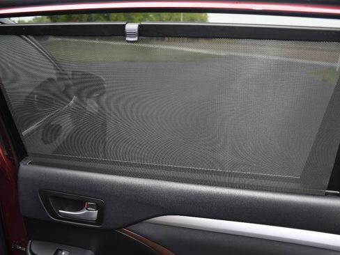 Used 2015 Toyota Highlander XLE image 26