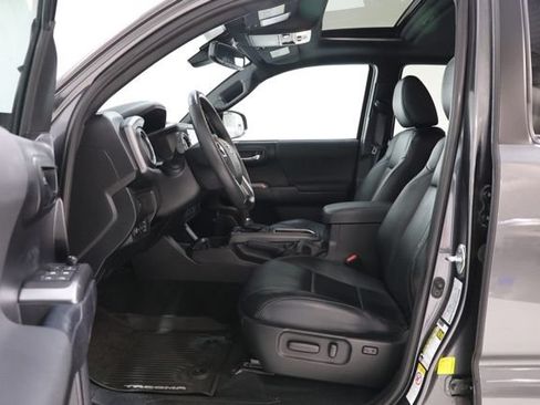 Used 2020 Toyota Tacoma TRD Sport w/ TRD Premium Sport Package AWD/4WD image 16