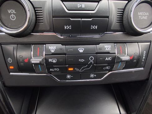 Used 2019 Ford Explorer XLT w/ Equipment Group 202A AWD/4WD image 17