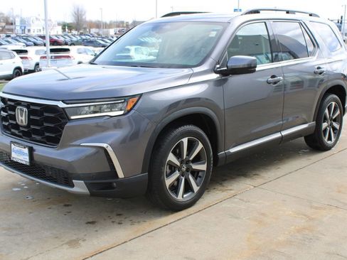 Used 2023 Honda Pilot Touring image 3