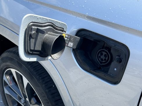 Used 2023 Jeep Grand Cherokee Overland w/ Advanced Protech Group III image 13