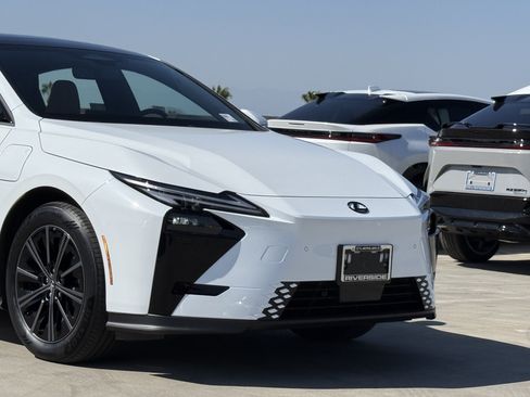 New 2026 Lexus ES 350e FWD image 3