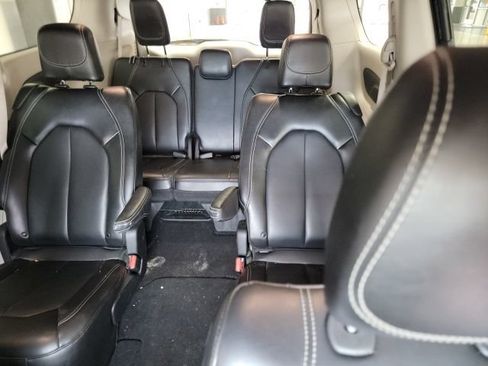Used 2023 Chrysler Pacifica Touring-L FWD image 13