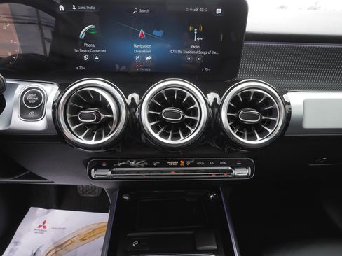 Used 2023 Mercedes-Benz GLB 250 4MATIC w/ Premium Package image 24