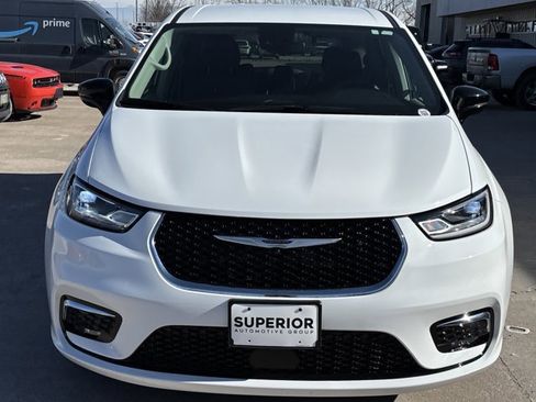 Used 2024 Chrysler Pacifica Touring-L image 12