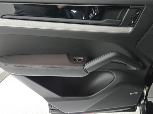 Used 2025 Porsche Cayenne Coupe image 21