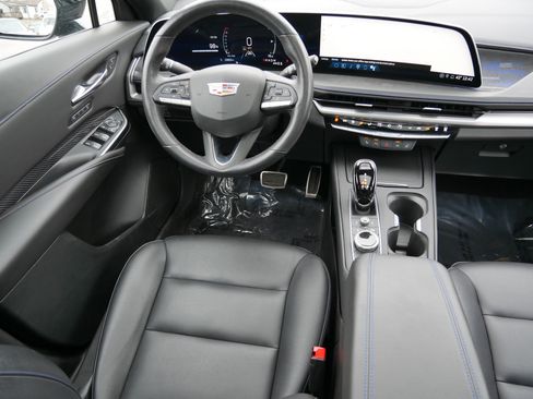 Used 2024 Cadillac XT4 Sport image 9