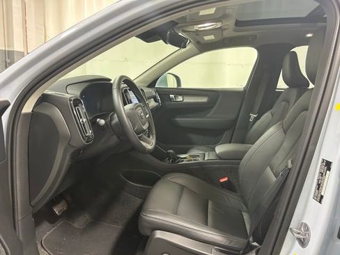 Used 2025 Volvo XC40 B5 Core image 10