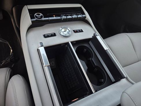 New 2026 Lincoln Navigator Premiere image 9