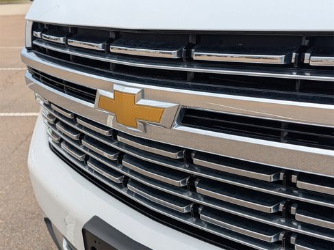 Used 2023 Chevrolet Suburban Premier image 31