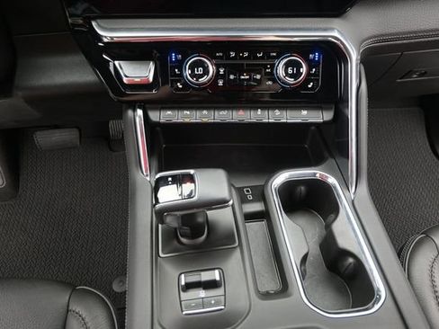 Used 2024 GMC Sierra 1500 Denali w/ Technology Package AWD/4WD image 9