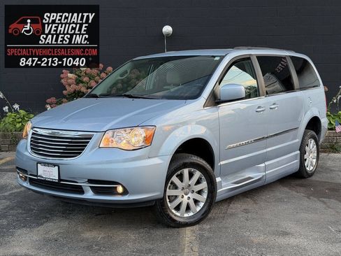 Used 2013 Chrysler Town & Country Touring FWD image 9