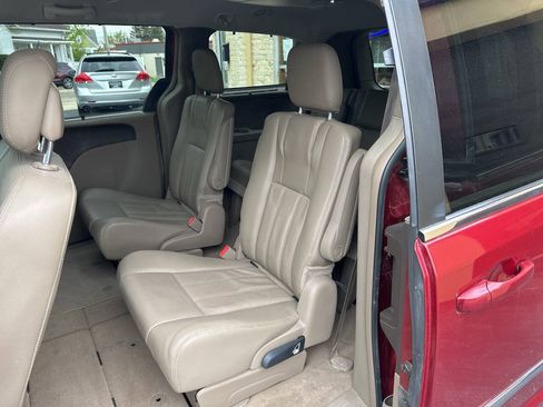 Used 2015 Chrysler Town & Country Touring FWD image 7