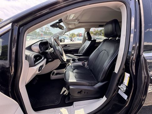 Used 2017 Chrysler Pacifica Limited FWD image 15