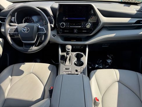Used 2023 Toyota Highlander XLE AWD/4WD image 12