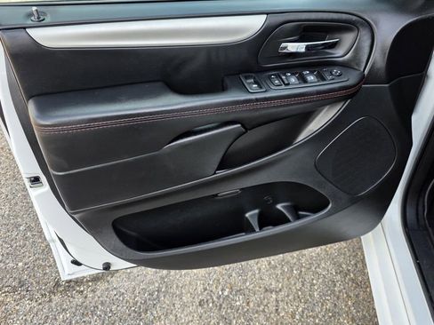 Used 2019 Dodge Grand Caravan GT image 32