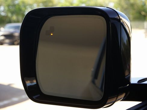 Used 2023 Land Rover Defender 130 X-Dynamic SE image 25