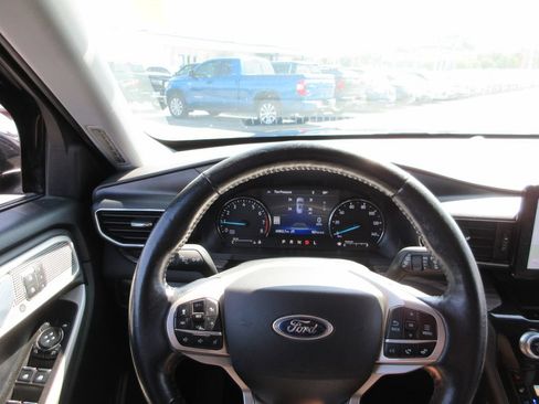 Used 2022 Ford Explorer Limited w/ Equipment Group 301A AWD/4WD image 34