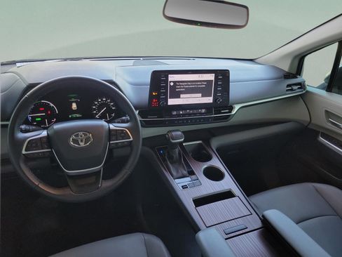 Used 2023 Toyota Sienna XLE image 18