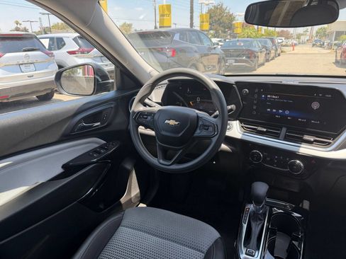 Used 2025 Chevrolet Trax LT FWD image 33