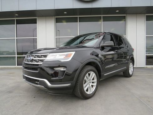 Used 2018 Ford Explorer XLT AWD/4WD image 3