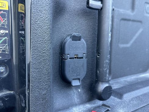 Used 2022 GMC Sierra 2500 SLT w/ SLT Premium Package image 18