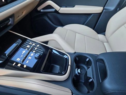 Used 2025 Porsche Cayenne image 24