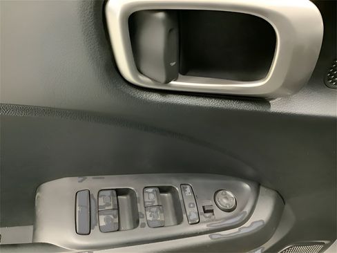 Used 2025 Hyundai Venue SEL image 18