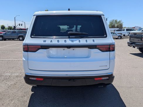 Used 2024 Jeep Wagoneer L Series II w/ Flexible Seating Group RWD image 4