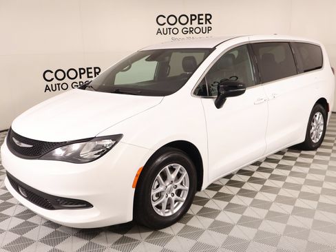 Used 2025 Chrysler Voyager LX FWD image 10