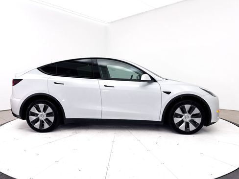 Used 2022 Tesla Model Y Long Range AWD/4WD image 39