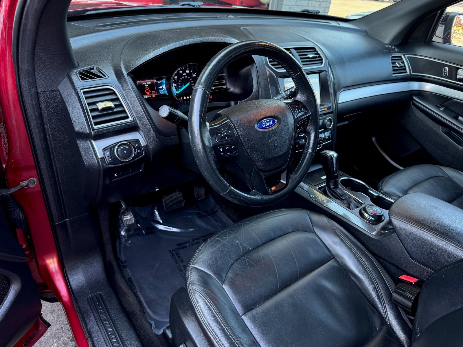 Used 2017 Ford Explorer XLT w/ Equipment Group 202A AWD/4WD image 10