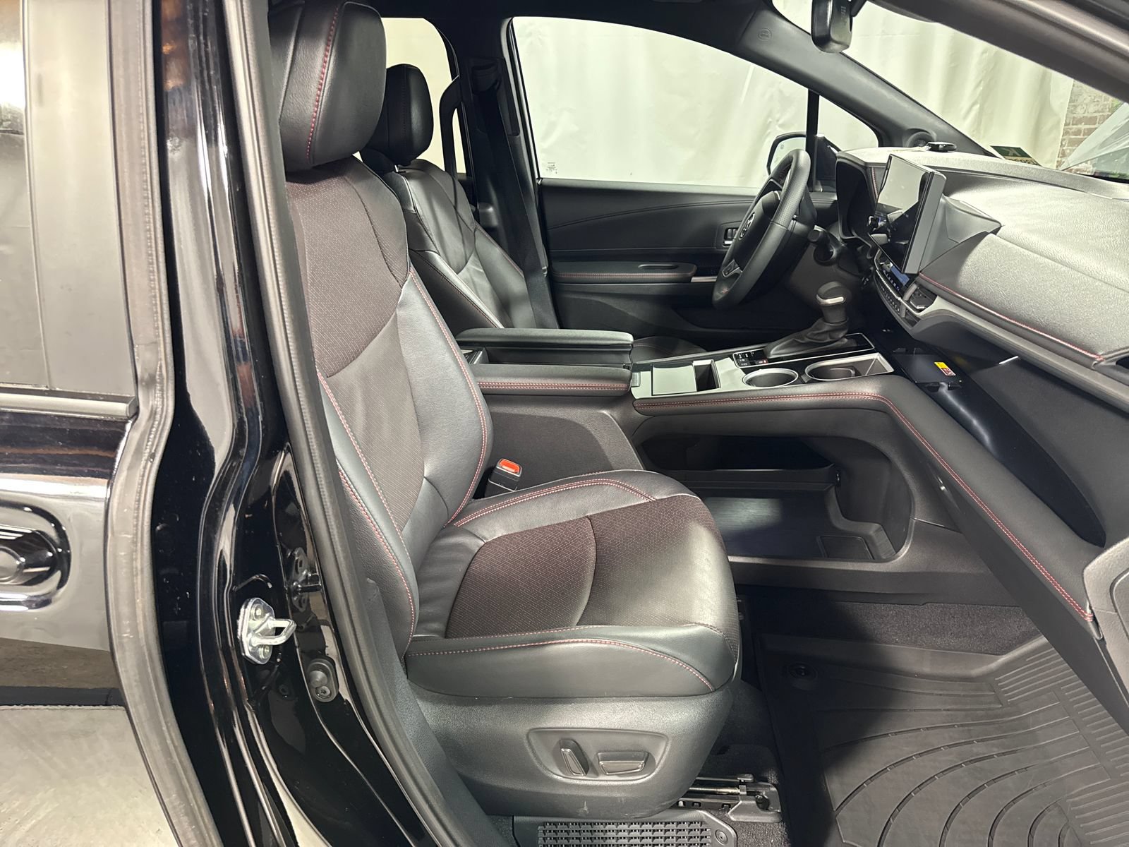 Used 2025 Toyota Sienna XSE w/ XSE Premium Package AWD/4WD image 27