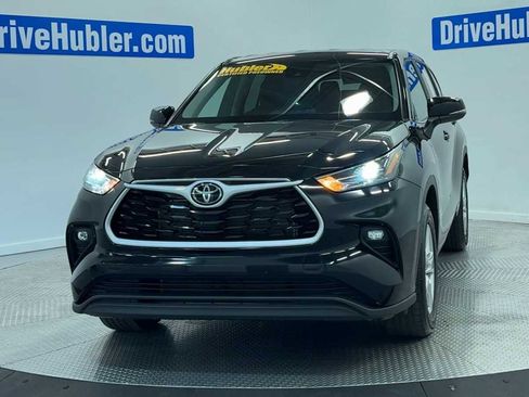 Used 2025 Toyota Highlander LE FWD image 3