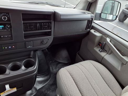 Used 2024 Chevrolet Express 3500 w/ Driver Convenience Package RWD image 3