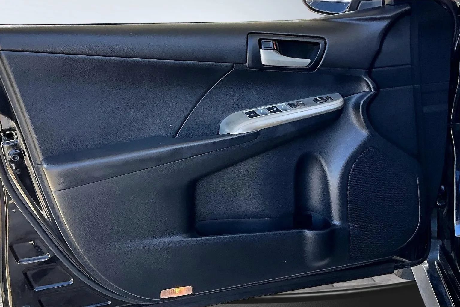 Used 2012 Toyota Camry SE FWD image 16