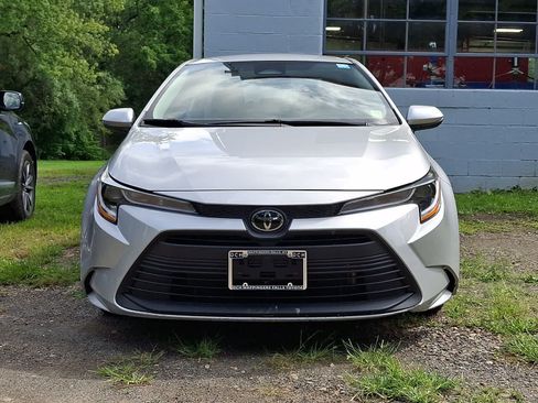 Used 2023 Toyota Corolla LE FWD image 3