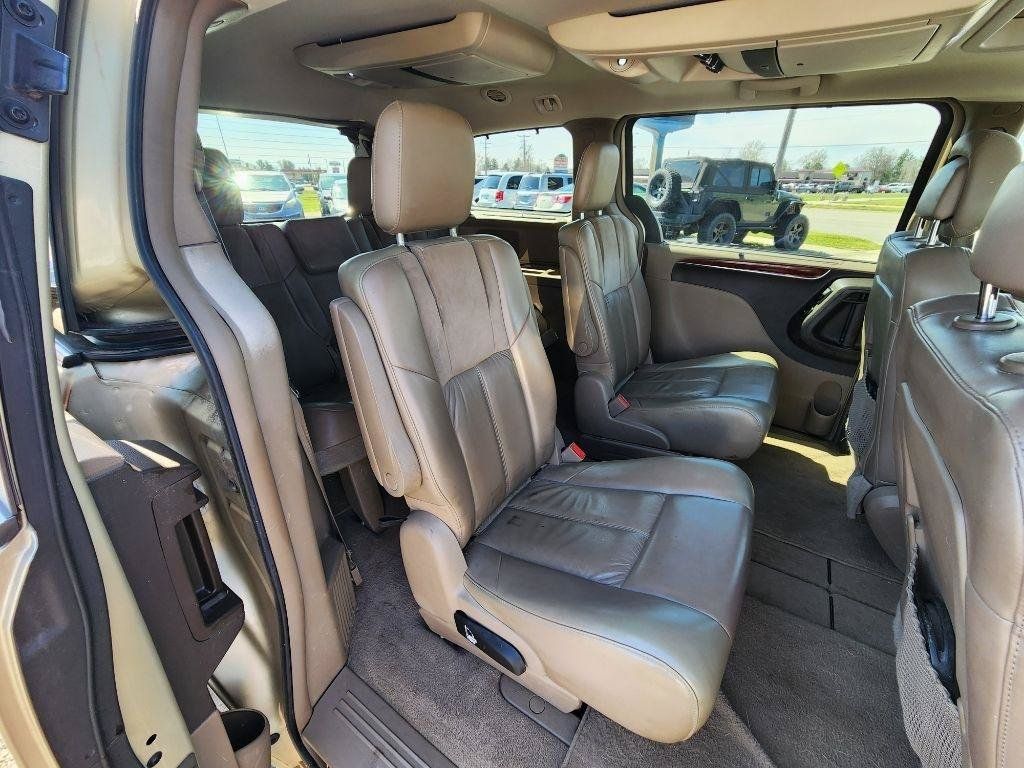 Used 2012 Chrysler Town & Country Limited w/ Luxury Group FWD image 19